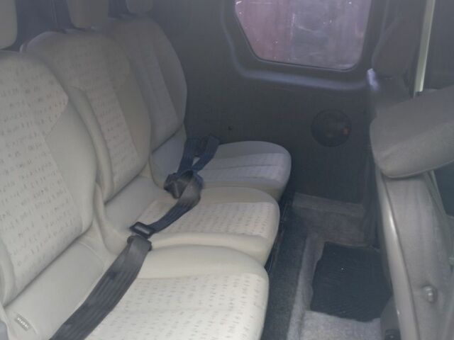 Белый Форд Турнео Коннект, объемом двигателя 0 л и пробегом 300 тыс. км за 4100 $, фото 3 на Automoto.ua