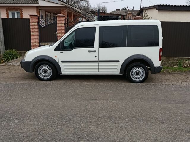 Белый Форд Турнео Коннект, объемом двигателя 1.8 л и пробегом 210 тыс. км за 3800 $, фото 1 на Automoto.ua