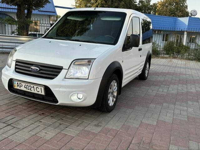 Белый Форд Турнео Коннект, объемом двигателя 1.8 л и пробегом 216 тыс. км за 5800 $, фото 1 на Automoto.ua