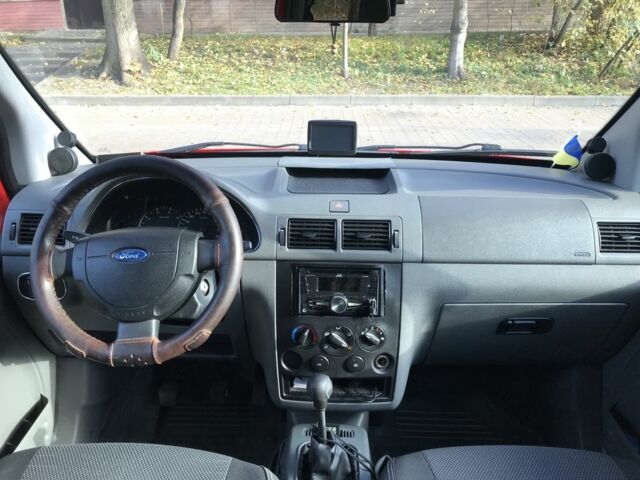 Червоний Форд Турнео Коннект, об'ємом двигуна 1.8 л та пробігом 239 тис. км за 3700 $, фото 3 на Automoto.ua