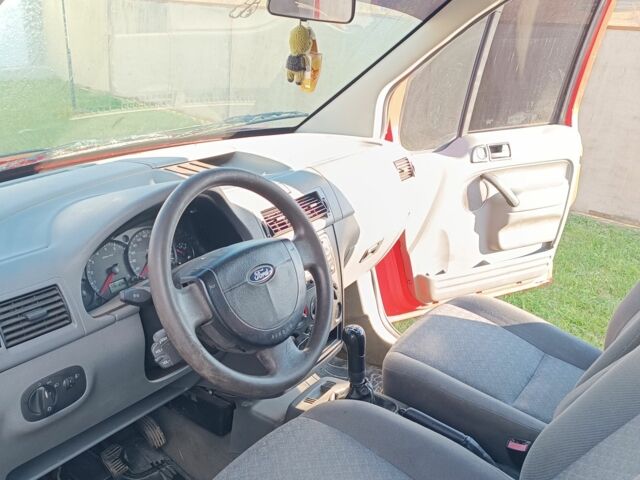 Красный Форд Турнео Коннект, объемом двигателя 0 л и пробегом 284 тыс. км за 4083 $, фото 2 на Automoto.ua