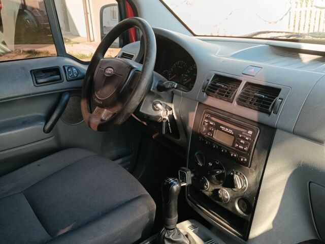 Красный Форд Турнео Коннект, объемом двигателя 0 л и пробегом 284 тыс. км за 4083 $, фото 4 на Automoto.ua