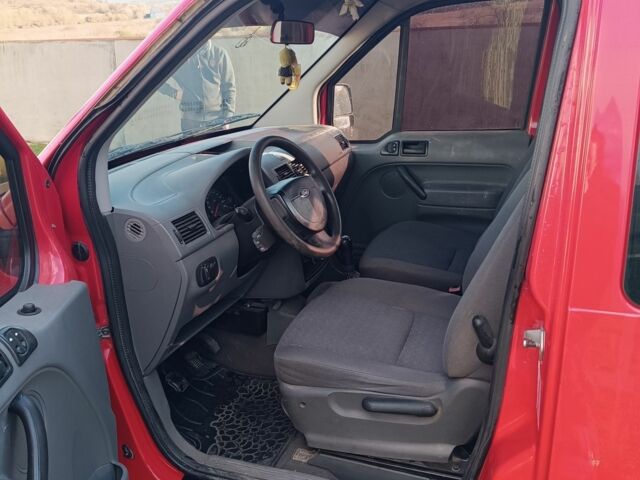 Красный Форд Турнео Коннект, объемом двигателя 0 л и пробегом 284 тыс. км за 4083 $, фото 6 на Automoto.ua