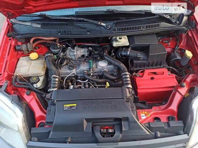 Красный Форд Турнео Коннект, объемом двигателя 1.8 л и пробегом 430 тыс. км за 4600 $, фото 3 на Automoto.ua