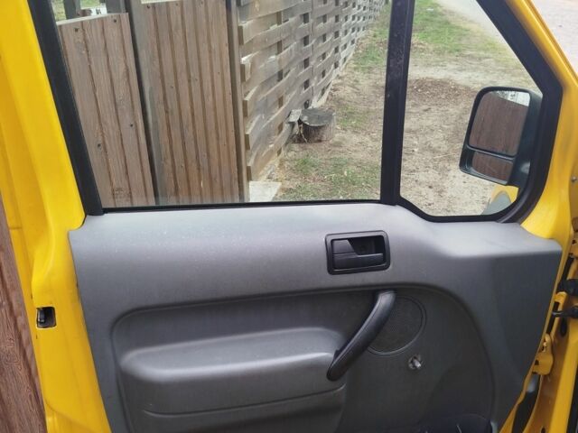 Желтый Форд Турнео Коннект, объемом двигателя 0 л и пробегом 403 тыс. км за 2600 $, фото 10 на Automoto.ua