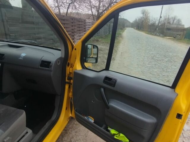 Желтый Форд Турнео Коннект, объемом двигателя 0 л и пробегом 403 тыс. км за 2600 $, фото 14 на Automoto.ua