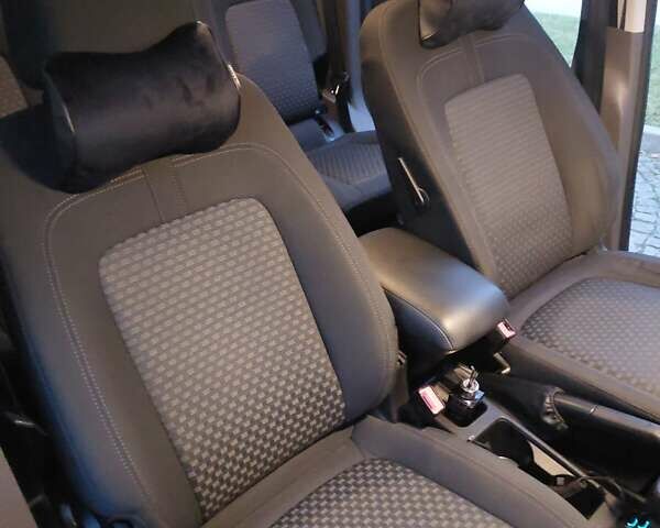 Серый Форд Турнео Коннект, объемом двигателя 1.5 л и пробегом 236 тыс. км за 20500 $, фото 43 на Automoto.ua