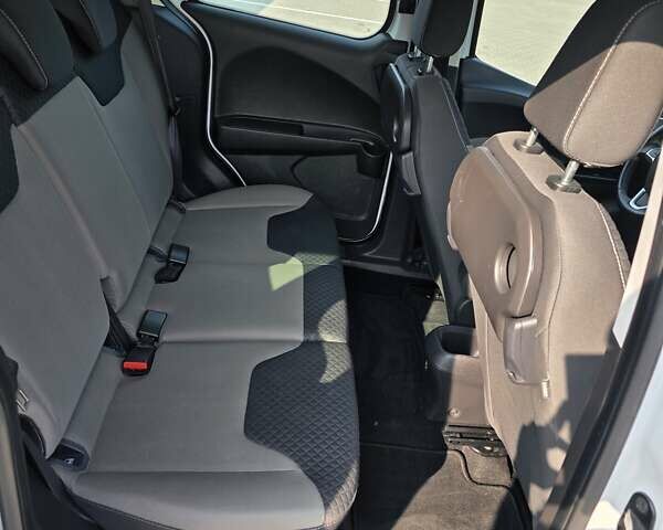 Белый Форд Tourneo Courier, объемом двигателя 1.5 л и пробегом 141 тыс. км за 9999 $, фото 18 на Automoto.ua