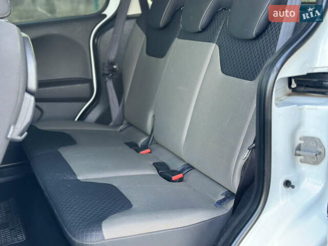 Белый Форд Tourneo Courier, объемом двигателя 1.5 л и пробегом 220 тыс. км за 9200 $, фото 12 на Automoto.ua