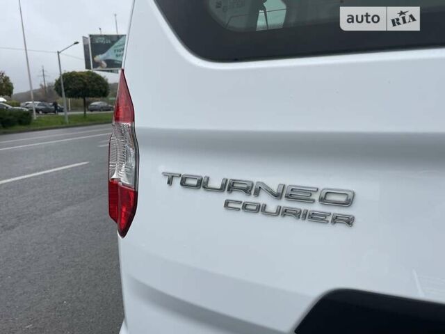Белый Форд Tourneo Courier, объемом двигателя 0 л и пробегом 64 тыс. км за 12950 $, фото 33 на Automoto.ua