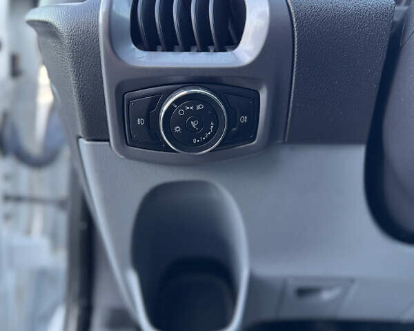 Белый Форд Турнео Кастом, объемом двигателя 2.2 л и пробегом 224 тыс. км за 16900 $, фото 17 на Automoto.ua