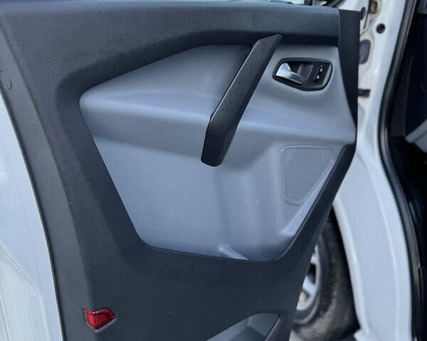 Белый Форд Турнео Кастом, объемом двигателя 2.2 л и пробегом 224 тыс. км за 16900 $, фото 26 на Automoto.ua