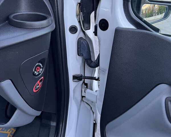 Белый Форд Турнео Кастом, объемом двигателя 2.2 л и пробегом 224 тыс. км за 16900 $, фото 23 на Automoto.ua