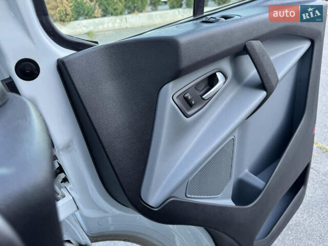 Белый Форд Турнео Кастом, объемом двигателя 2.2 л и пробегом 224 тыс. км за 16900 $, фото 55 на Automoto.ua