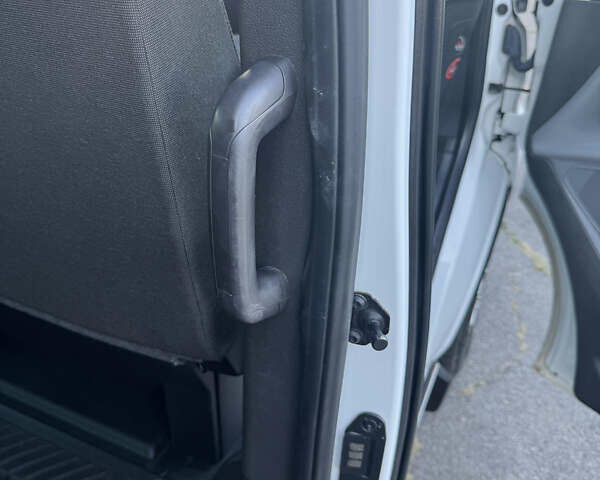 Белый Форд Турнео Кастом, объемом двигателя 2.2 л и пробегом 224 тыс. км за 16900 $, фото 21 на Automoto.ua