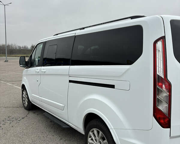 Белый Форд Турнео Кастом, объемом двигателя 2 л и пробегом 196 тыс. км за 23640 $, фото 3 на Automoto.ua