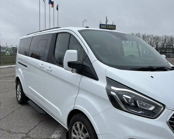 Белый Форд Турнео Кастом, объемом двигателя 2 л и пробегом 196 тыс. км за 23640 $, фото 1 на Automoto.ua