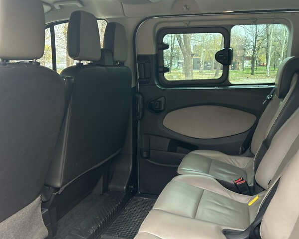 Сірий Форд Турнео Кастом, об'ємом двигуна 2.2 л та пробігом 336 тис. км за 17500 $, фото 14 на Automoto.ua