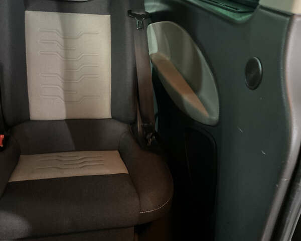 Сірий Форд Турнео Кастом, об'ємом двигуна 2 л та пробігом 193 тис. км за 25000 $, фото 34 на Automoto.ua