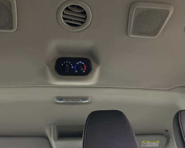 Сірий Форд Турнео Кастом, об'ємом двигуна 2 л та пробігом 193 тис. км за 25000 $, фото 53 на Automoto.ua