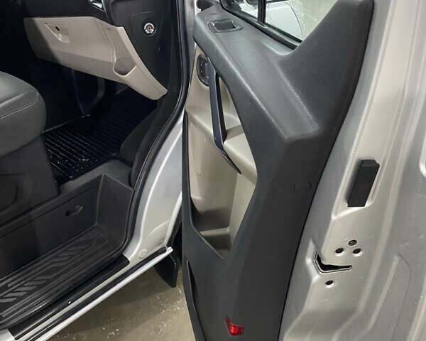 Сірий Форд Турнео Кастом, об'ємом двигуна 2 л та пробігом 193 тис. км за 25000 $, фото 55 на Automoto.ua