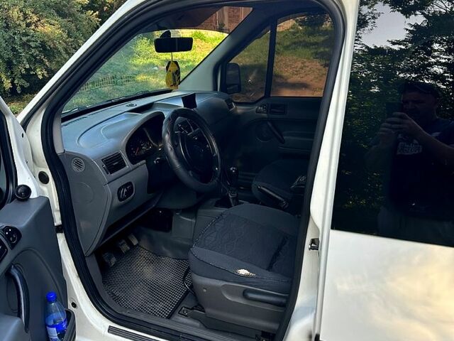 Форд Транзит Коннект 2004 в Запорожье на Automoto.ua Белый Форд Транзит Коннект, объемом двигателя 1.8 л и пробегом 233 тыс. км за 6000 $, фото 4 на Automoto.ua