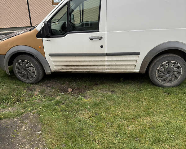 Белый Форд Транзит Коннект, объемом двигателя 1.75 л и пробегом 214 тыс. км за 1999 $, фото 2 на Automoto.ua