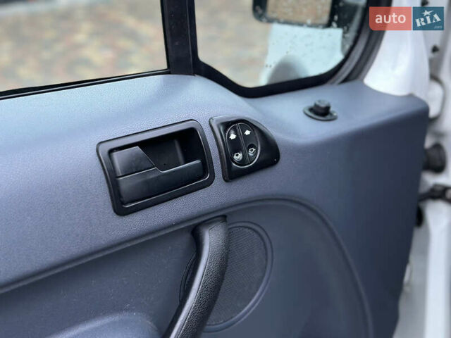 Білий Форд Транзит Коннект, об'ємом двигуна 1.8 л та пробігом 260 тис. км за 4550 $, фото 13 на Automoto.ua