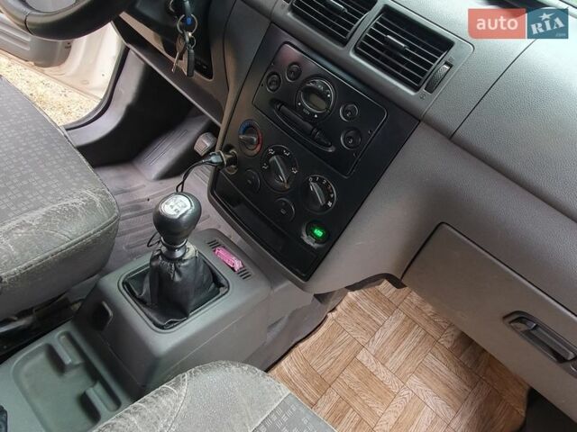 Білий Форд Транзит Коннект, об'ємом двигуна 1.75 л та пробігом 280 тис. км за 3400 $, фото 33 на Automoto.ua