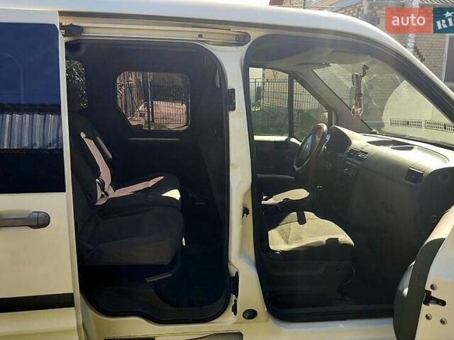 Форд Транзит Коннект 2004 в Изяслве на Automoto.ua Белый Форд Транзит Коннект, объемом двигателя 1.8 л и пробегом 276 тыс. км за 3500 $, фото 1 на Automoto.ua