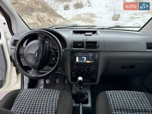 Белый Форд Транзит Коннект, объемом двигателя 0 л и пробегом 305 тыс. км за 3600 $, фото 5 на Automoto.ua