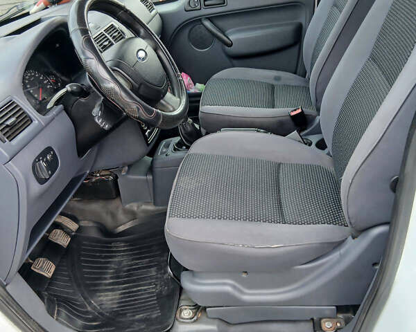 Белый Форд Транзит Коннект, объемом двигателя 1.75 л и пробегом 230 тыс. км за 4400 $, фото 10 на Automoto.ua