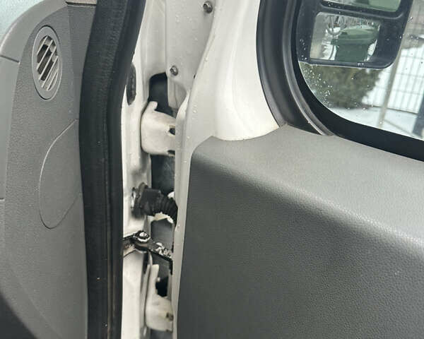 Білий Форд Транзит Коннект, об'ємом двигуна 1.75 л та пробігом 380 тис. км за 4000 $, фото 22 на Automoto.ua