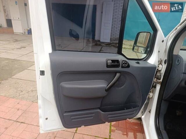 Белый Форд Транзит Коннект, объемом двигателя 1.8 л и пробегом 233 тыс. км за 4900 $, фото 1 на Automoto.ua