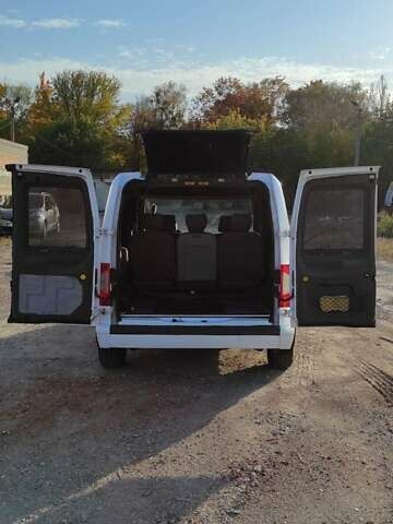 Форд Транзит Коннект 2010 в Харькове на Automoto.ua Белый Форд Транзит Коннект, объемом двигателя 1.75 л и пробегом 235 тыс. км за 6000 $, фото 9 на Automoto.ua