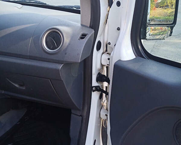 Белый Форд Транзит Коннект, объемом двигателя 1.8 л и пробегом 357 тыс. км за 4900 $, фото 4 на Automoto.ua