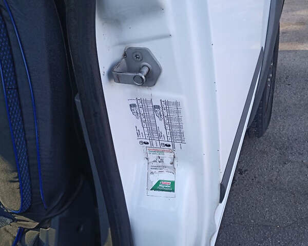 Белый Форд Транзит Коннект, объемом двигателя 1.8 л и пробегом 357 тыс. км за 4900 $, фото 6 на Automoto.ua