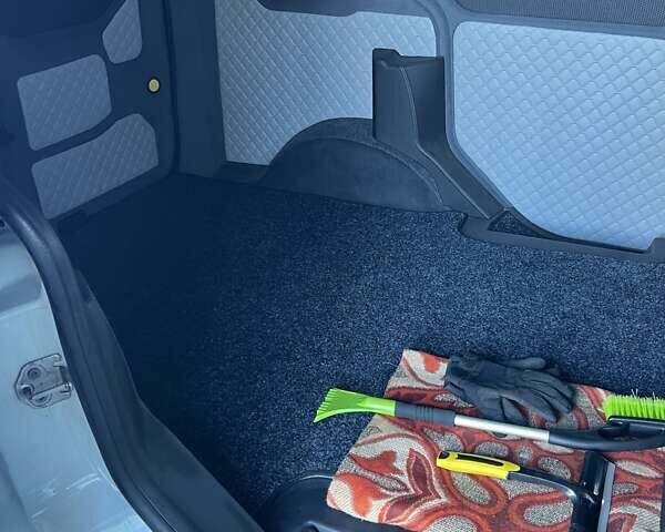 Белый Форд Транзит Коннект, объемом двигателя 1.6 л и пробегом 162 тыс. км за 9999 $, фото 22 на Automoto.ua