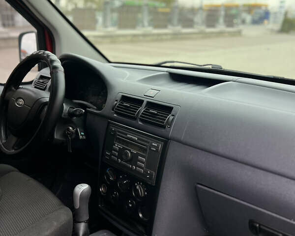 Красный Форд Транзит Коннект, объемом двигателя 1.8 л и пробегом 322 тыс. км за 3800 $, фото 8 на Automoto.ua