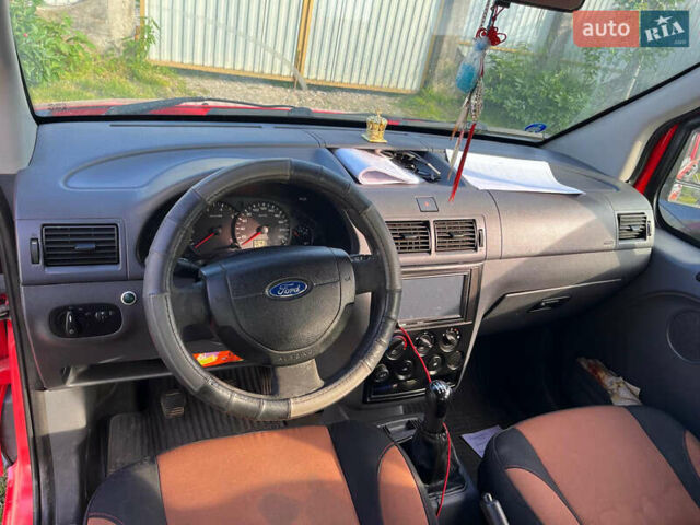 Червоний Форд Транзит Коннект, об'ємом двигуна 1.8 л та пробігом 360 тис. км за 3700 $, фото 1 на Automoto.ua