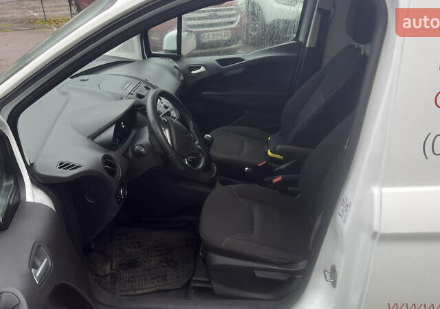 Белый Форд Транзит Курьер, объемом двигателя 1.5 л и пробегом 271 тыс. км за 6193 $, фото 17 на Automoto.ua