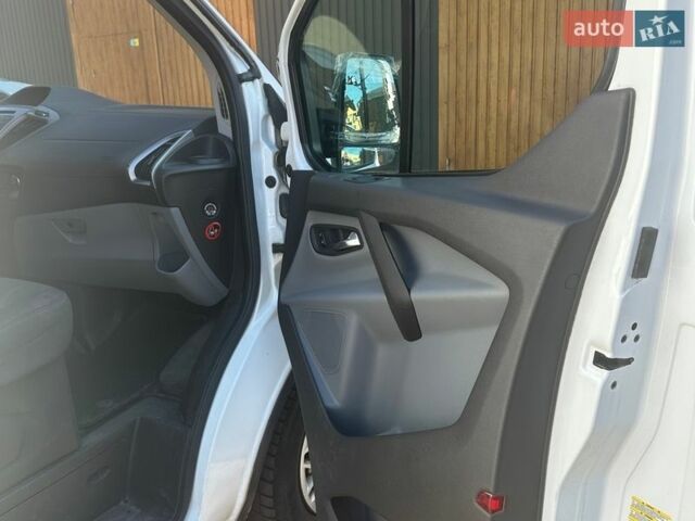Белый Форд Транзит Кастом, объемом двигателя 2.2 л и пробегом 307 тыс. км за 12900 $, фото 2 на Automoto.ua