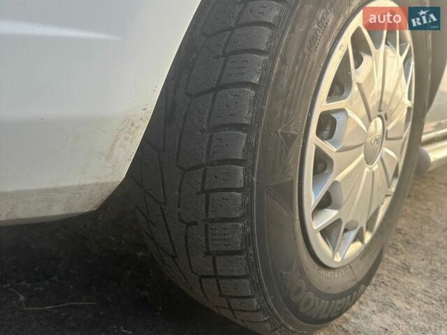 Белый Форд Транзит Кастом, объемом двигателя 2.2 л и пробегом 307 тыс. км за 12900 $, фото 3 на Automoto.ua