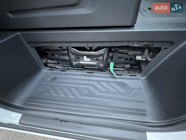 Форд Транзит Кастом 2022 у Києві на Automoto.ua Білий Форд Транзит Кастом, об'ємом двигуна 2 л та пробігом 217 тис. км за 19500 $, фото 16 на Automoto.ua