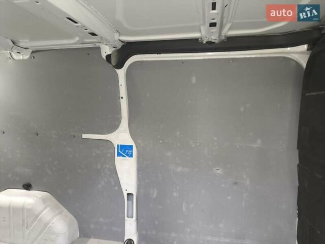 Білий Форд Транзит Кастом, об'ємом двигуна 2.2 л та пробігом 220 тис. км за 14000 $, фото 7 на Automoto.ua