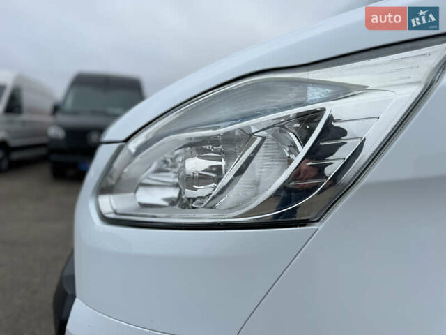 Білий Форд Транзит Кастом, об'ємом двигуна 2.2 л та пробігом 191 тис. км за 16800 $, фото 13 на Automoto.ua