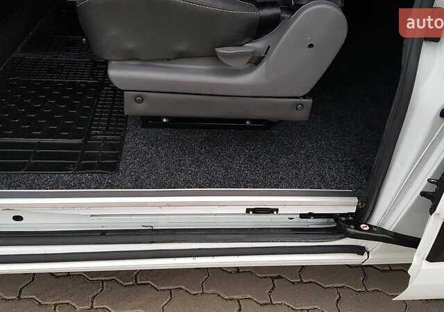 Белый Форд Транзит Кастом, объемом двигателя 2 л и пробегом 174 тыс. км за 18800 $, фото 46 на Automoto.ua