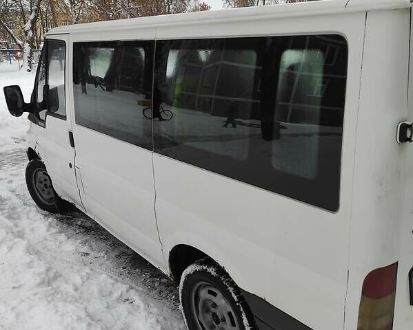 Белый Форд Transit Custom пасс., объемом двигателя 1.9 л и пробегом 400 тыс. км за 4700 $, фото 3 на Automoto.ua