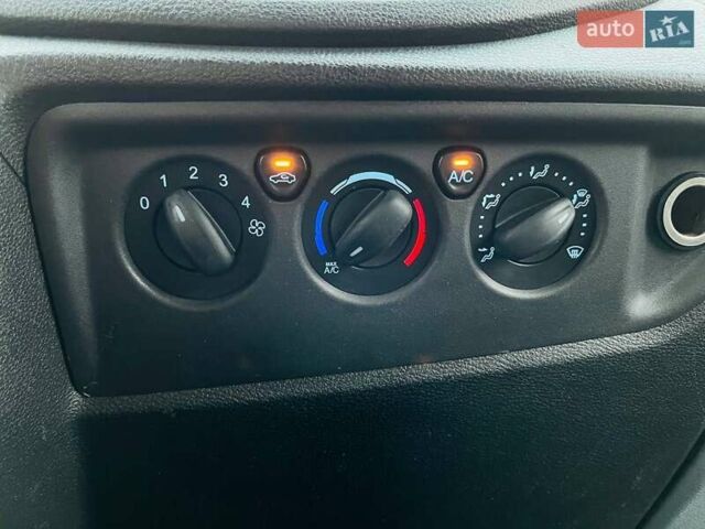 Белый Форд Транзит, объемом двигателя 2.2 л и пробегом 300 тыс. км за 15900 $, фото 39 на Automoto.ua