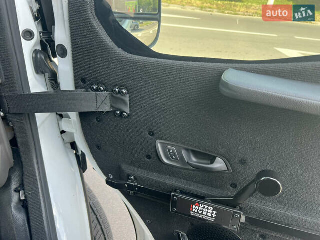 Белый Форд Транзит, объемом двигателя 2 л и пробегом 250 тыс. км за 71994 $, фото 18 на Automoto.ua